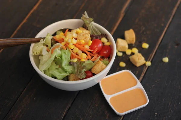 Caesar Salad White Bowl Served Caesar Dressing Black Wooden Table — Fotografia de Stock