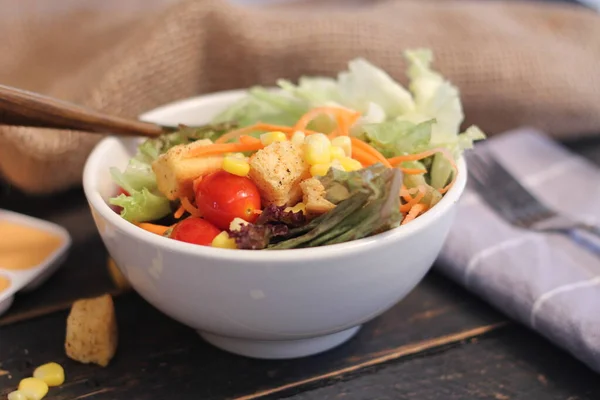 Sezar Salatası Sezar Sosu Siyah Ahşap Bir Masada — Stok fotoğraf