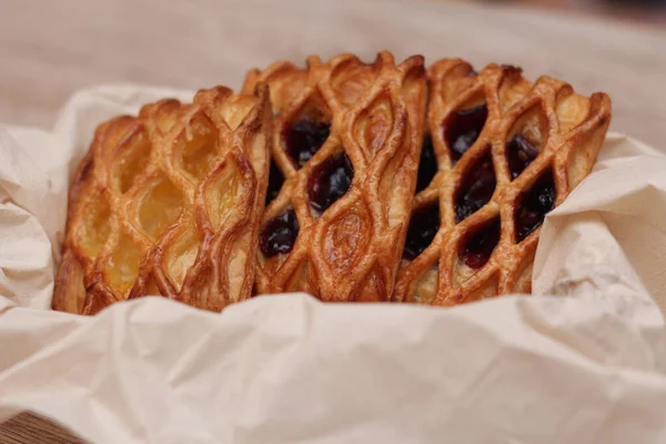 Lattice Jam Tart Geserveerd Een Bord Een Houten Tafel — Stockfoto