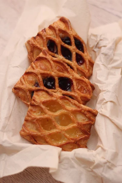 Lattice Jam Tart Servírované Talíři Dřevěném Stole — Stock fotografie