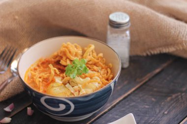 Tayland yemeği, Kuzey usulü körili erişte çorbası ya da Tayland 'da 