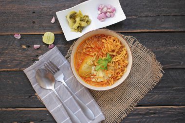 Tayland yemeği, Kuzey usulü körili erişte çorbası ya da Tayland 'da 