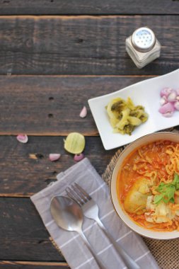 Tayland yemeği, Kuzey usulü körili erişte çorbası ya da Tayland 'da 