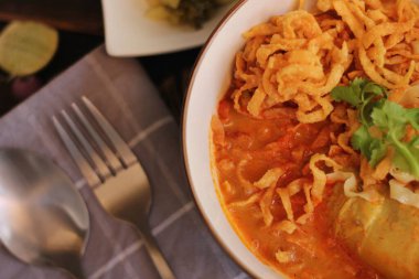 Tayland yemeği, Kuzey usulü körili erişte çorbası ya da Tayland 'da 