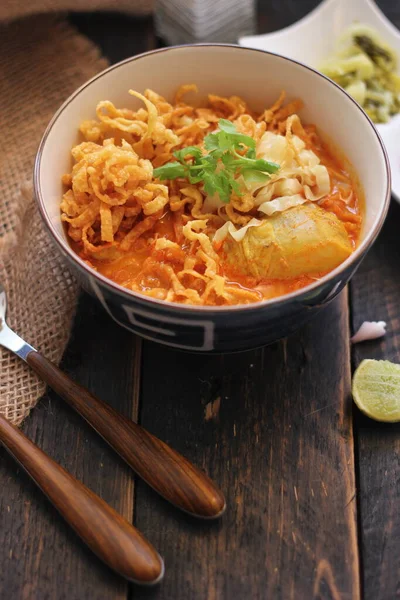 스타일 Curried Noodle Soup 우리가 타이이 Khao Soi 부르는 형식의 — 스톡 사진