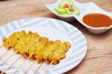 Domuz pirzolası, fıstık soslu ızgara domuz eti ya da tatlı ve ekşi sos, Tayland sokak yemeği..