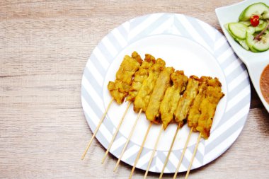 Domuz pirzolası, fıstık soslu ızgara domuz eti ya da tatlı ve ekşi sos, Tayland sokak yemeği..