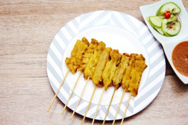 Domuz pirzolası, fıstık soslu ızgara domuz eti ya da tatlı ve ekşi sos, Tayland sokak yemeği..