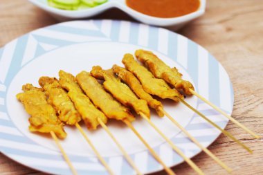 Domuz pirzolası, fıstık soslu ızgara domuz eti ya da tatlı ve ekşi sos, Tayland sokak yemeği..