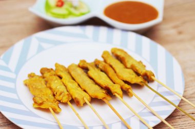 Domuz pirzolası, fıstık soslu ızgara domuz eti ya da tatlı ve ekşi sos, Tayland sokak yemeği..