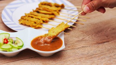 Domuz pirzolası, fıstık soslu ızgara domuz eti ya da tatlı ve ekşi sos, Tayland sokak yemeği..