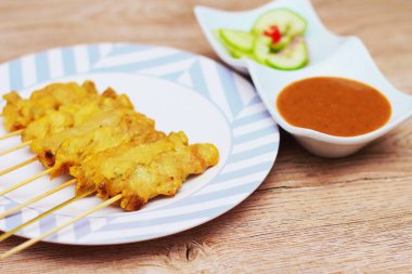 Domuz pirzolası, fıstık soslu ızgara domuz eti ya da tatlı ve ekşi sos, Tayland sokak yemeği..