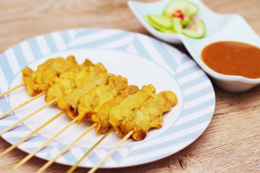 Domuz pirzolası, fıstık soslu ızgara domuz eti ya da tatlı ve ekşi sos, Tayland sokak yemeği..