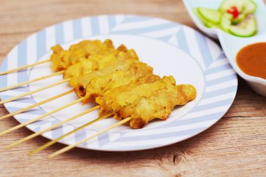 Domuz pirzolası, fıstık soslu ızgara domuz eti ya da tatlı ve ekşi sos, Tayland sokak yemeği..