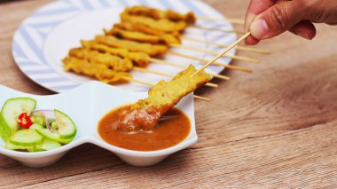 Domuz pirzolası, fıstık soslu ızgara domuz eti ya da tatlı ve ekşi sos, Tayland sokak yemeği..