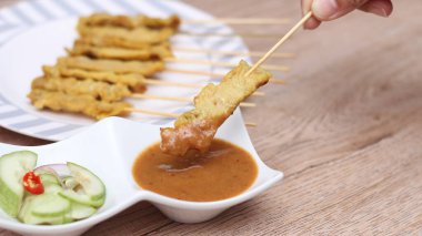 Domuz pirzolası, fıstık soslu ızgara domuz eti ya da tatlı ve ekşi sos, Tayland sokak yemeği..