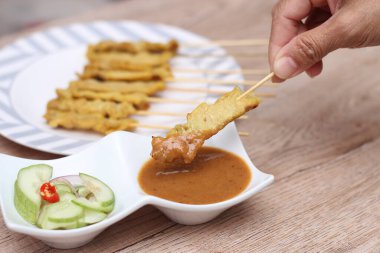 Domuz pirzolası, fıstık soslu ızgara domuz eti ya da tatlı ve ekşi sos, Tayland sokak yemeği..