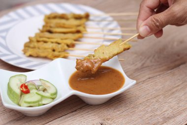 Domuz pirzolası, fıstık soslu ızgara domuz eti ya da tatlı ve ekşi sos, Tayland sokak yemeği..