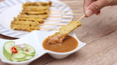 Domuz pirzolası, fıstık soslu ızgara domuz eti ya da tatlı ve ekşi sos, Tayland sokak yemeği..