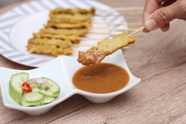 Domuz pirzolası, fıstık soslu ızgara domuz eti ya da tatlı ve ekşi sos, Tayland sokak yemeği..