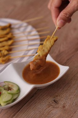 Domuz pirzolası, fıstık soslu ızgara domuz eti ya da tatlı ve ekşi sos, Tayland sokak yemeği..