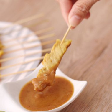 Domuz pirzolası, fıstık soslu ızgara domuz eti ya da tatlı ve ekşi sos, Tayland sokak yemeği..