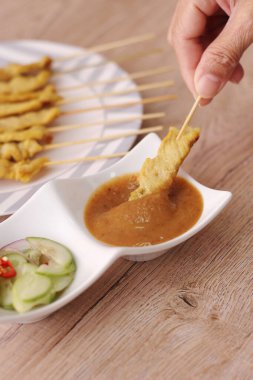 Domuz pirzolası, fıstık soslu ızgara domuz eti ya da tatlı ve ekşi sos, Tayland sokak yemeği..