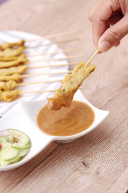 Domuz pirzolası, fıstık soslu ızgara domuz eti ya da tatlı ve ekşi sos, Tayland sokak yemeği..