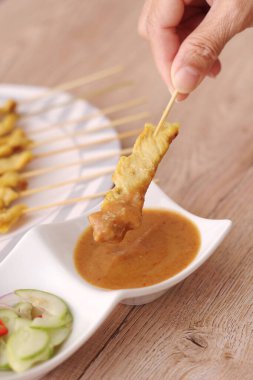 Domuz pirzolası, fıstık soslu ızgara domuz eti ya da tatlı ve ekşi sos, Tayland sokak yemeği..