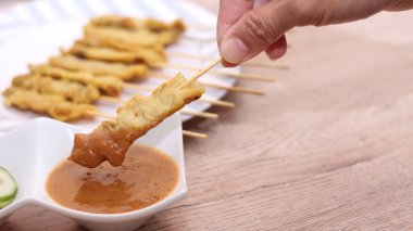 Domuz pirzolası, fıstık soslu ızgara domuz eti ya da tatlı ve ekşi sos, Tayland sokak yemeği..