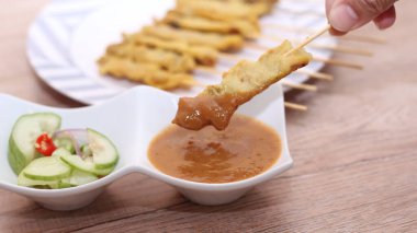 Domuz pirzolası, fıstık soslu ızgara domuz eti ya da tatlı ve ekşi sos, Tayland sokak yemeği..