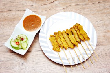 Domuz pirzolası, fıstık soslu ızgara domuz eti ya da tatlı ve ekşi sos, Tayland sokak yemeği..