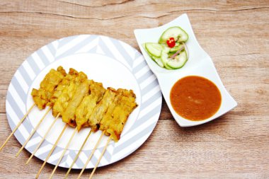 Domuz pirzolası, fıstık soslu ızgara domuz eti ya da tatlı ve ekşi sos, Tayland sokak yemeği..