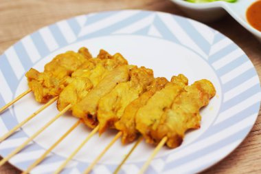 Domuz pirzolası, fıstık soslu ızgara domuz eti ya da tatlı ve ekşi sos, Tayland sokak yemeği..