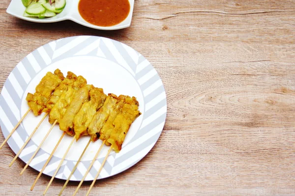 Domuz pirzolası, fıstık soslu ızgara domuz eti ya da tatlı ve ekşi sos, Tayland sokak yemeği..