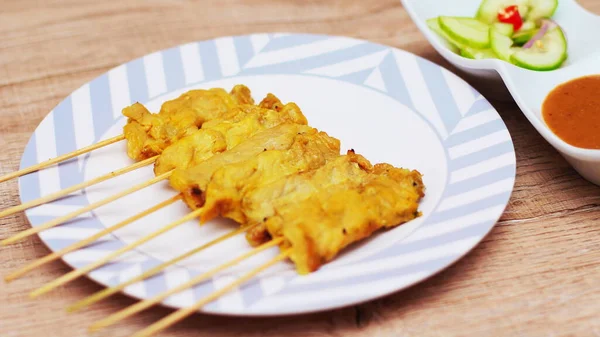 Domuz pirzolası, fıstık soslu ızgara domuz eti ya da tatlı ve ekşi sos, Tayland sokak yemeği..