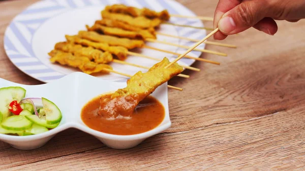 Domuz pirzolası, fıstık soslu ızgara domuz eti ya da tatlı ve ekşi sos, Tayland sokak yemeği..