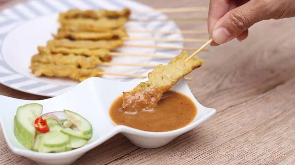 Domuz pirzolası, fıstık soslu ızgara domuz eti ya da tatlı ve ekşi sos, Tayland sokak yemeği..