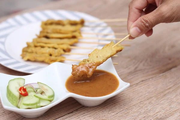 Domuz pirzolası, fıstık soslu ızgara domuz eti ya da tatlı ve ekşi sos, Tayland sokak yemeği..