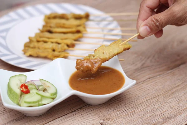 Domuz pirzolası, fıstık soslu ızgara domuz eti ya da tatlı ve ekşi sos, Tayland sokak yemeği..