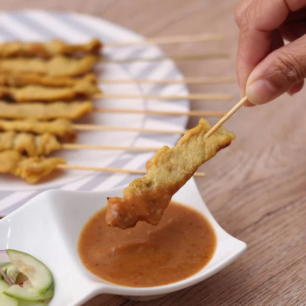 Domuz pirzolası, fıstık soslu ızgara domuz eti ya da tatlı ve ekşi sos, Tayland sokak yemeği..