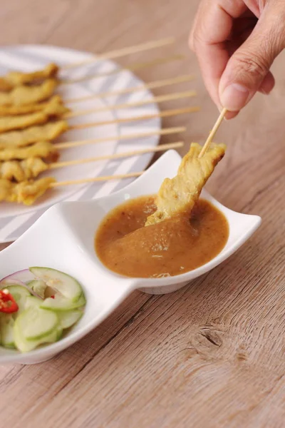 Domuz pirzolası, fıstık soslu ızgara domuz eti ya da tatlı ve ekşi sos, Tayland sokak yemeği..