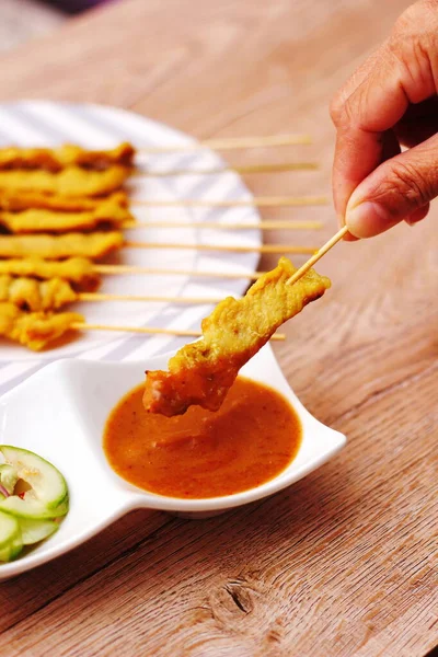 Domuz pirzolası, fıstık soslu ızgara domuz eti ya da tatlı ve ekşi sos, Tayland sokak yemeği..