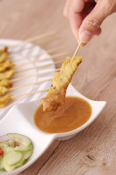 Domuz pirzolası, fıstık soslu ızgara domuz eti ya da tatlı ve ekşi sos, Tayland sokak yemeği..