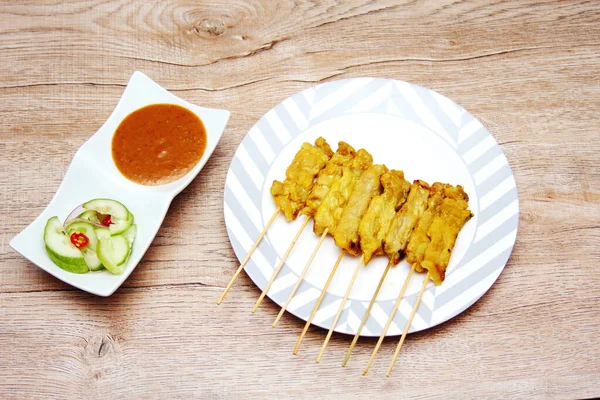 Domuz pirzolası, fıstık soslu ızgara domuz eti ya da tatlı ve ekşi sos, Tayland sokak yemeği..