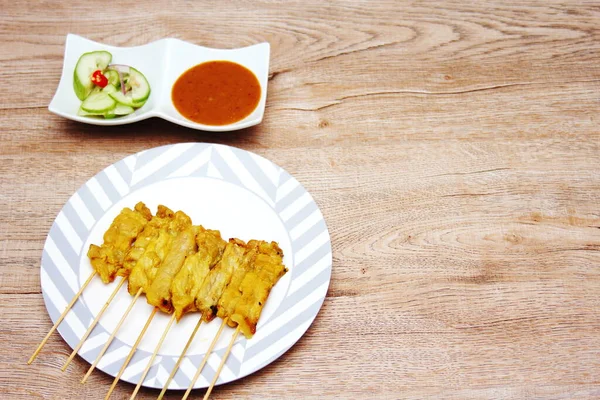 Domuz pirzolası, fıstık soslu ızgara domuz eti ya da tatlı ve ekşi sos, Tayland sokak yemeği..