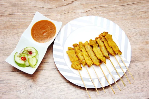 Domuz pirzolası, fıstık soslu ızgara domuz eti ya da tatlı ve ekşi sos, Tayland sokak yemeği..