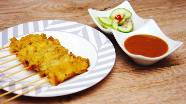 Domuz pirzolası, fıstık soslu ızgara domuz eti ya da tatlı ve ekşi sos, Tayland sokak yemeği..