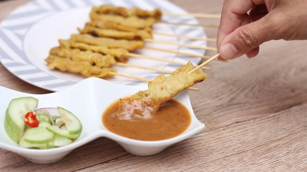 Domuz pirzolası, fıstık soslu ızgara domuz eti ya da tatlı ve ekşi sos, Tayland sokak yemeği..