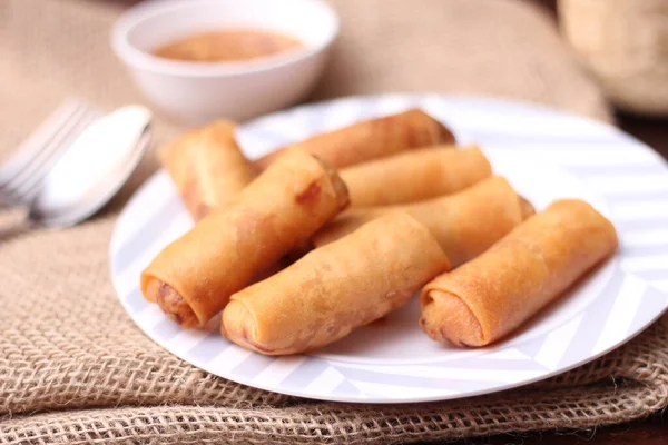 Fried Spring Rolls Vegetables Tomatoes Placed Black Plate White Wooden — Stock Photo, Image